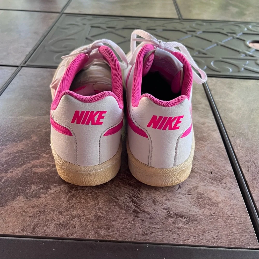 Nike youth Court Royal 833654-106 white/barbie pink 6.5Y tenniscore barbiecore